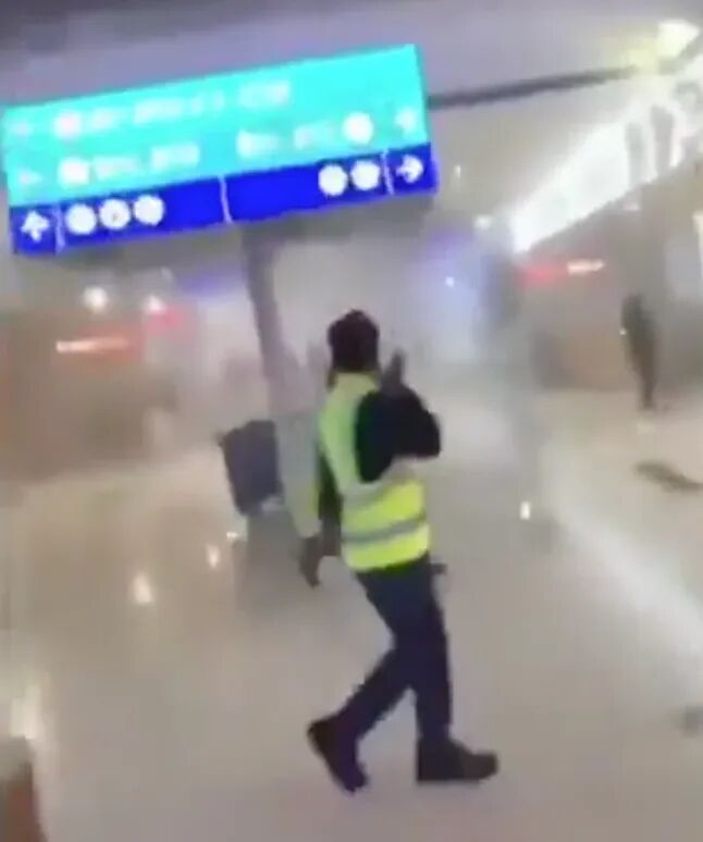 迪拜国际机场被击中时紧急疏散。来源：X